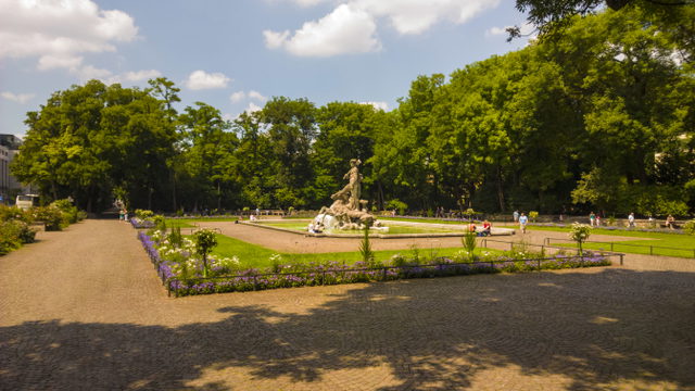 Neptunbrunnen und Blumenbeete im Alten Botanischen Garten München