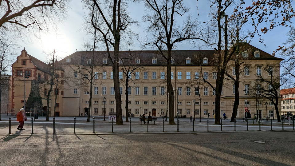 Platz vor der Karlsburg in Durlach außerhalb der Marktzeit