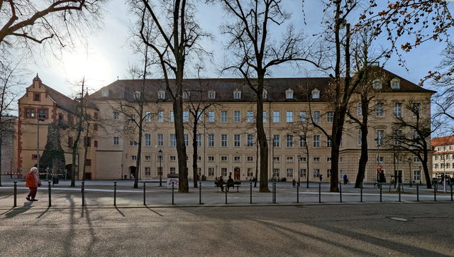 Platz vor der Karlsburg in Durlach außerhalb der Marktzeit