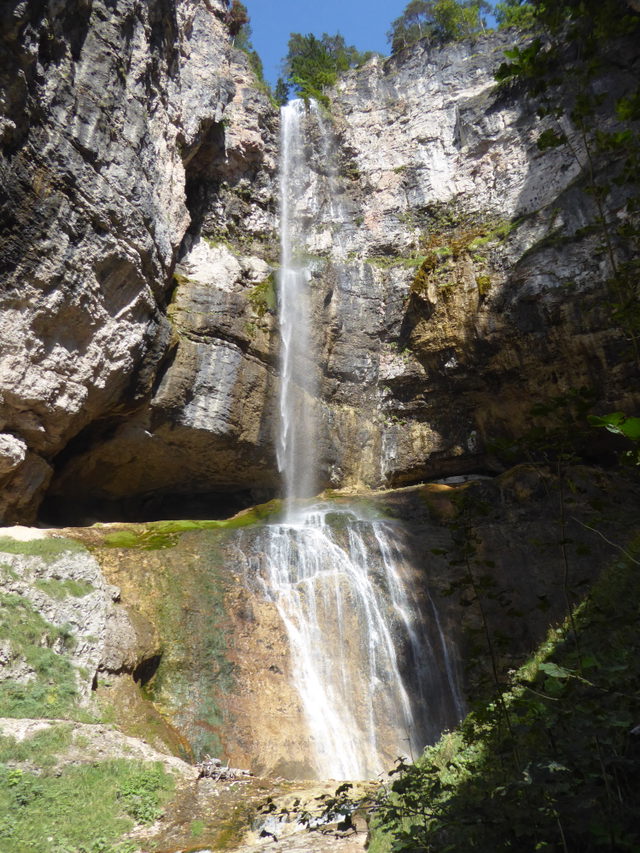 Cascata di Tret am bewaldeten Felsabbruch