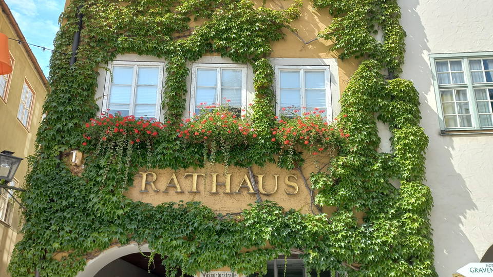 Begrünte Rathausfassade in der Isnyer Altstadt außerhalb des Kinder- und Heimatfestes