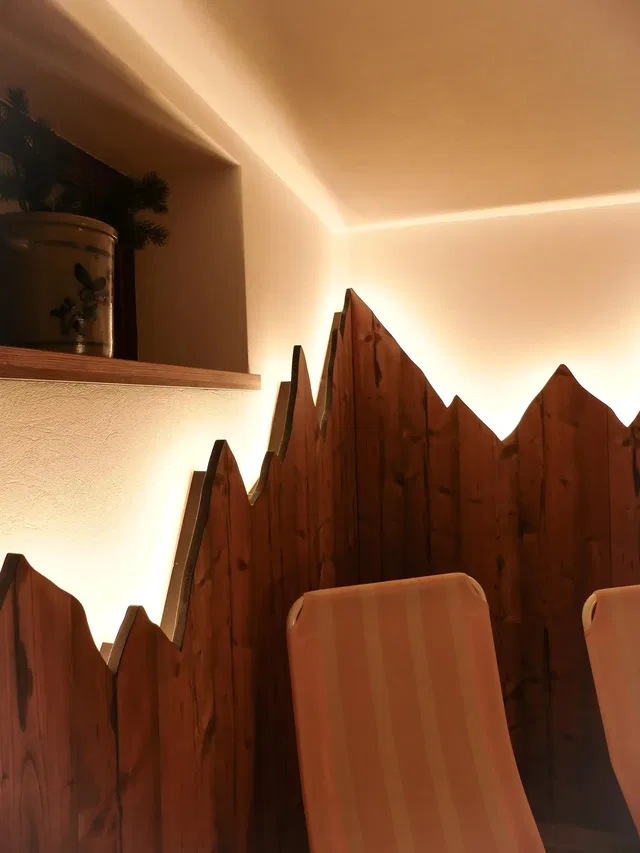 Holzgestaltung und Ruheplätze im Relaxbereich