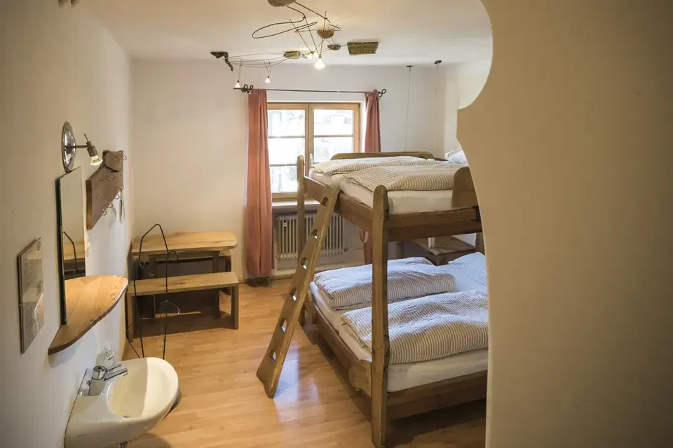 Zimmer Beach mit freistehendem Holzstockbett und Waschbecken