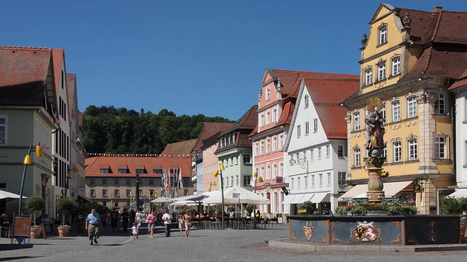 Historische Häuser und Brunnen auf dem Marktplatz von Schwäbisch Gmünd