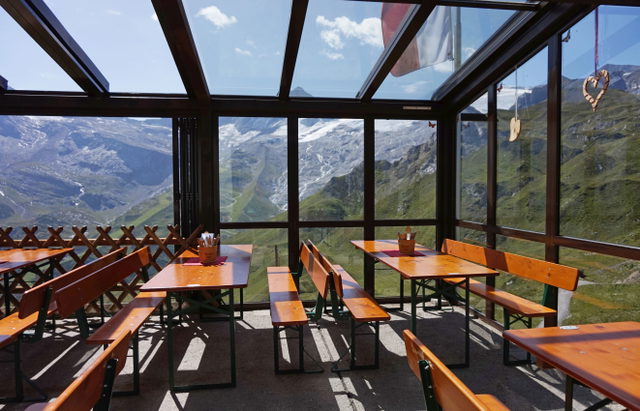 Blick aus dem Tuxerjochhaus auf die Berglandschaft