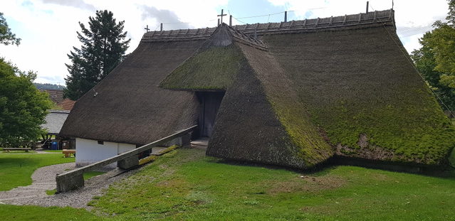 Weit herabgezogenes Dach des Klausenhofs in Herrischried.