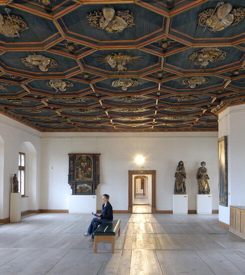 Rittersaal im Hohen Schloss mit geschnitzter Kassettendecke und Kunstwerken