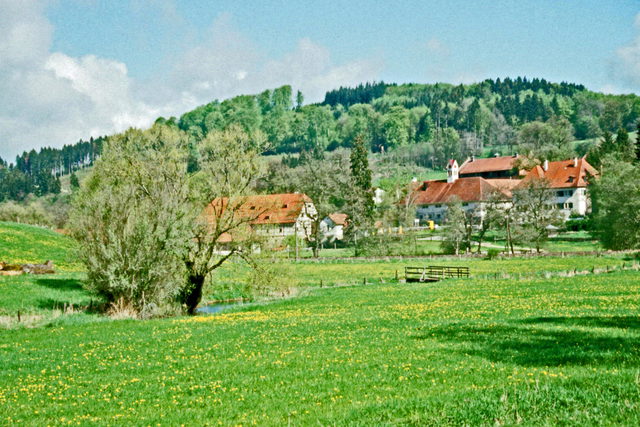 Gestütsgebäude von Marbach hinter einer grünen Wiese im Lautertal