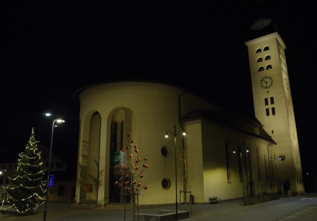 Abendliche Außenansicht der Heilig-Kreuz-Kirche in Lana
