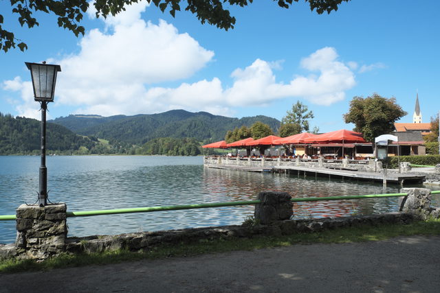 Schliersee mit dem Ort am Ufer und der Berglandschaft im Hintergrund.
