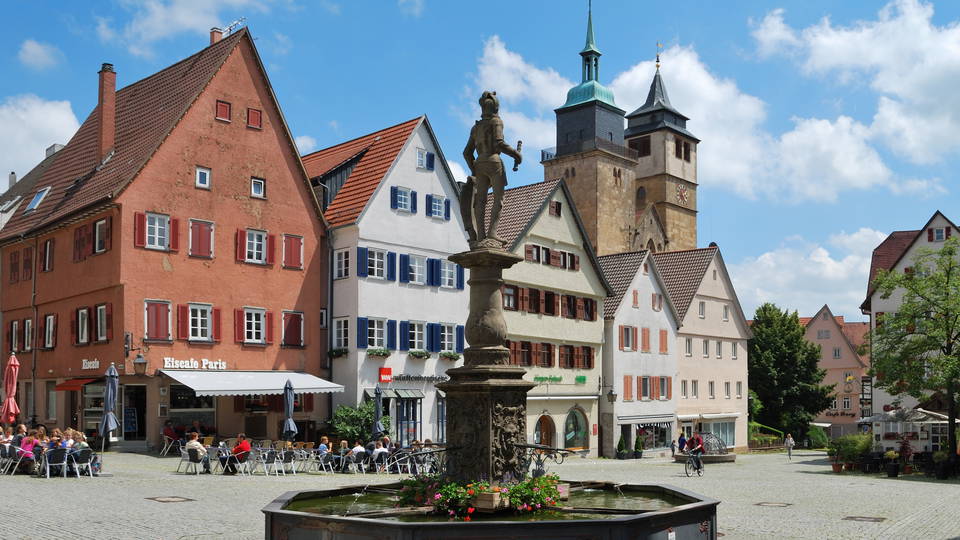 Marktplatz Markgröningen mit Marktbrunnen und historischen Fachwerkhäusern