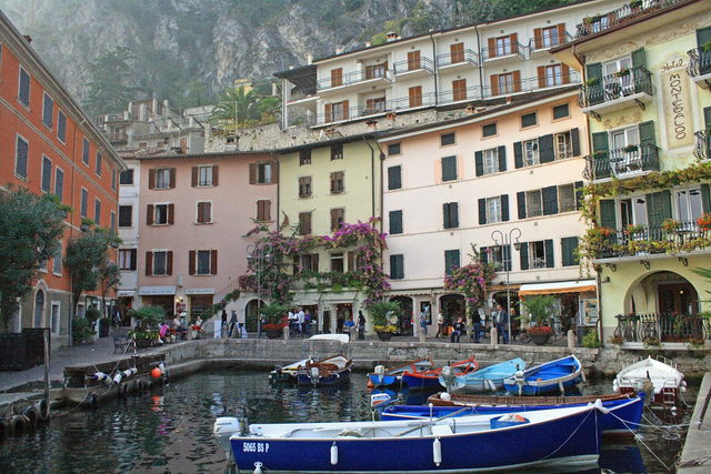 Bunte Boote vor den Häusern am alten Hafen von Limone sul Garda