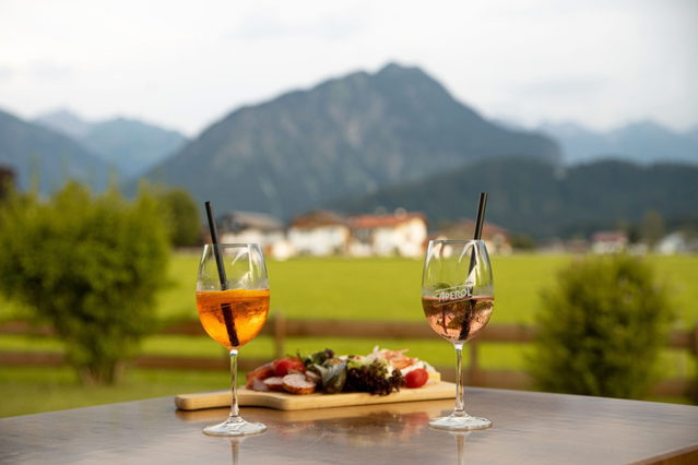 Zwei Aperol Spritz vor einer Berglandschaft