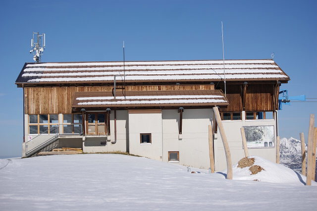 Bergstation der Seekopfbahn in Zürs mit etwas Schnee auf dem Dach