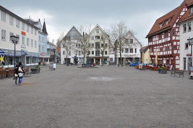 Marktplatz in Bad Saulgau mit historischen Gebäuden und Fachwerkhaus Ecklädele