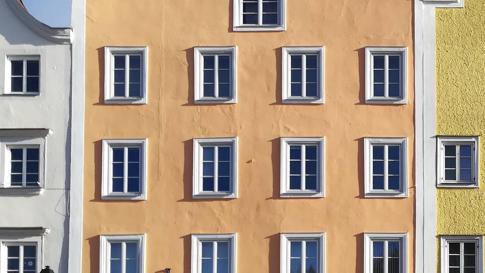 Historische Fassade der Silberzeile in Schärding