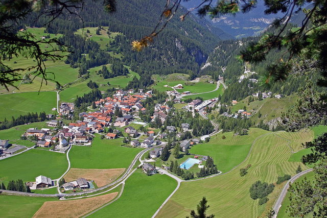 Bergün mit Bahnhof und Freibad zwischen grünen Wiesen