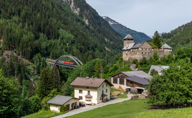 Trisannabrücke mit Zug und Schloss Wiesberg bei Tobadill