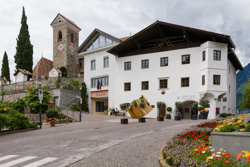 Alte Pfarrkirche Schenna – Fresken, Altäre und Geschichte am Kirchhügel