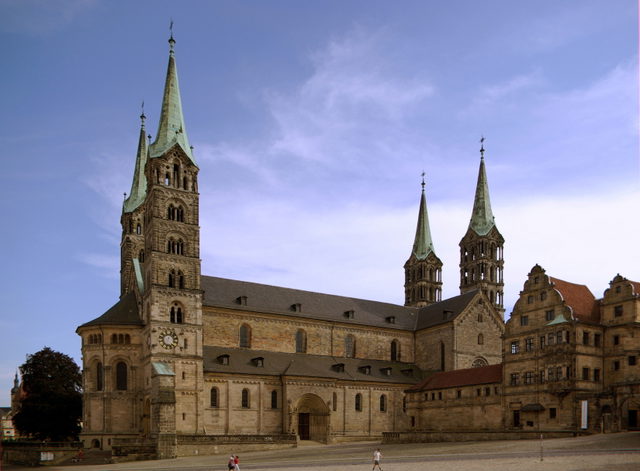 Bamberger Dom mit vier Türmen, vom Domplatz aus gesehen