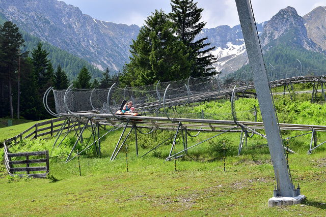 Symbolbild: Schienengeführte Sommerrodelbahn im Berggelände
