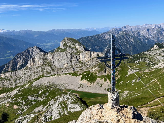 Gipfelkreuz der Rofanspitze vor schroffen Bergen