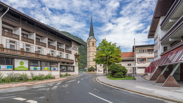 Dorfstraße und Pfarrkirche im Zentrum von Kirchdorf in Tirol