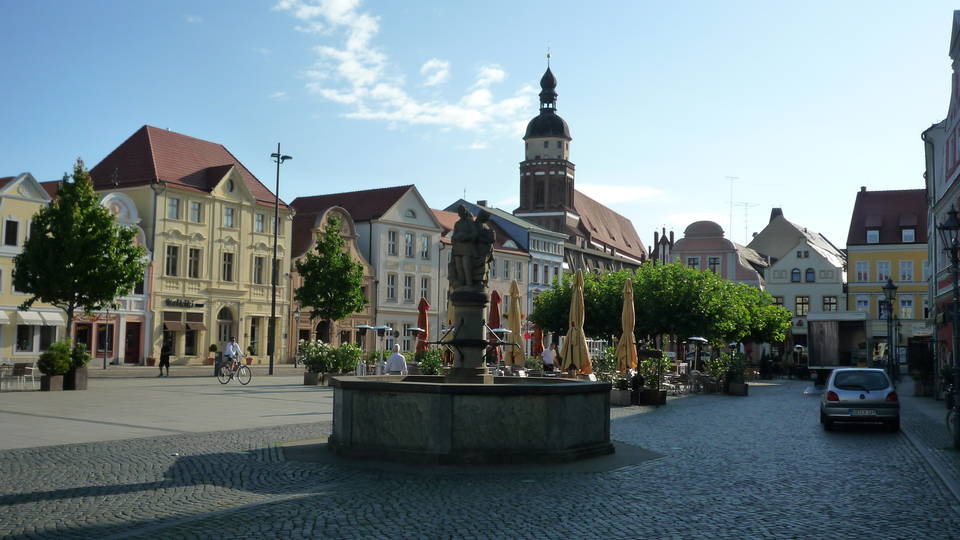 Altmarkt mit historischen Giebelhäusern, Brunnen und Blick zum Kirchturm