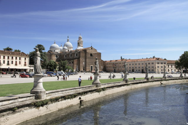 Prato della Valle mit Kanal, Statuen und Blick auf Santa Giustina in Padua