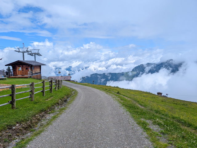 Sommerlicher Wanderweg am Wiedersberger Horn