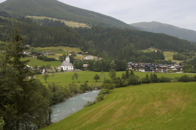 Wald im Pinzgau mit Salzach am Ortsrand