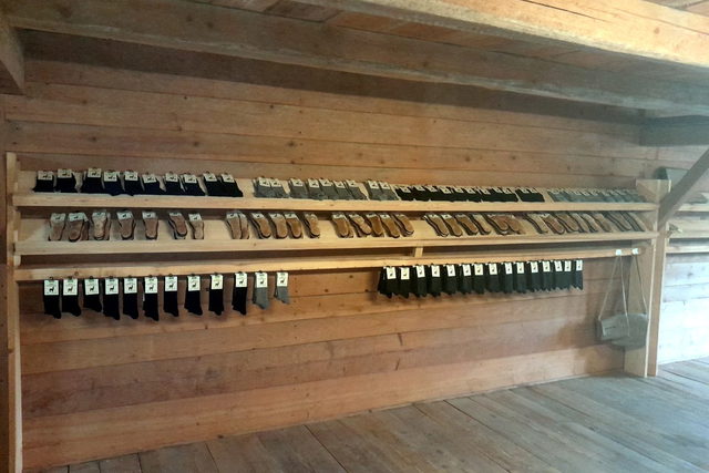 Regale mit Wollprodukten im Hofladen der Alpaka Farm Kilger
