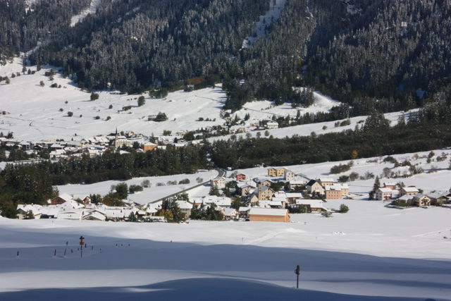 Valchava im Vordergrund und Santa Maria im winterlichen Val Müstair