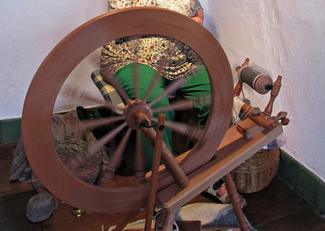Symbolbild: historisches hölzernes Spinnrad als Motiv für den früheren Alltag im Bergdorf