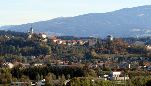 Historische Höhensiedlung Althofen mit Kirche und Türmen