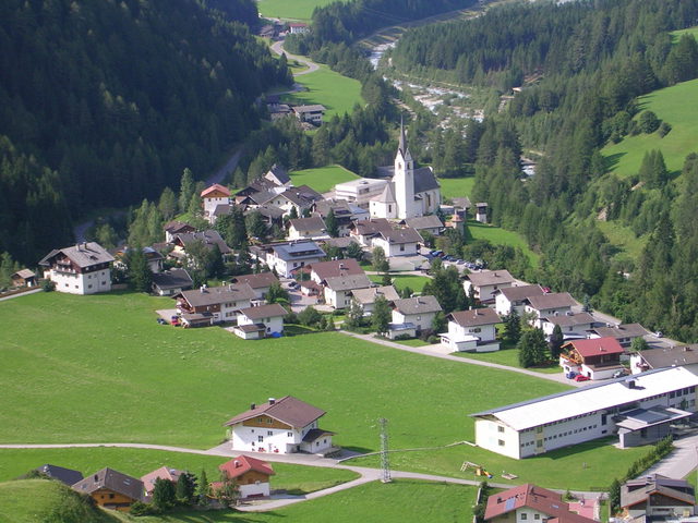 Ködnitz in Kals am Großglockner mit Kirche und Wiesen
