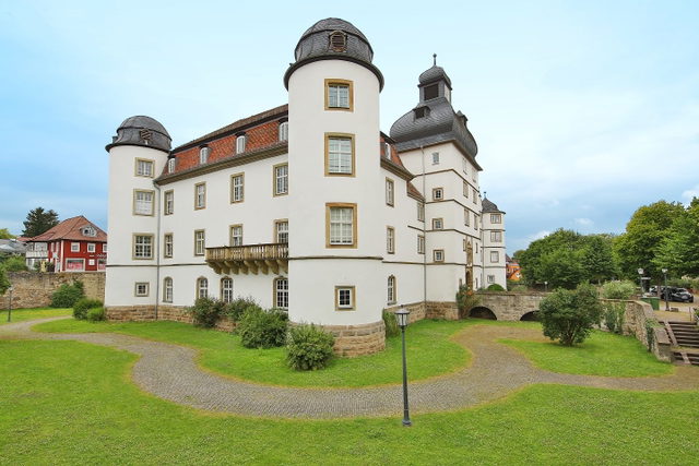 Außenansicht Schloss Pfedelbach mit Hofgarten