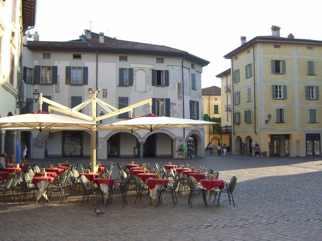 Piazza Giuseppe Garibaldi in Iseo mit öffentlichen Platzflächen und Arkaden