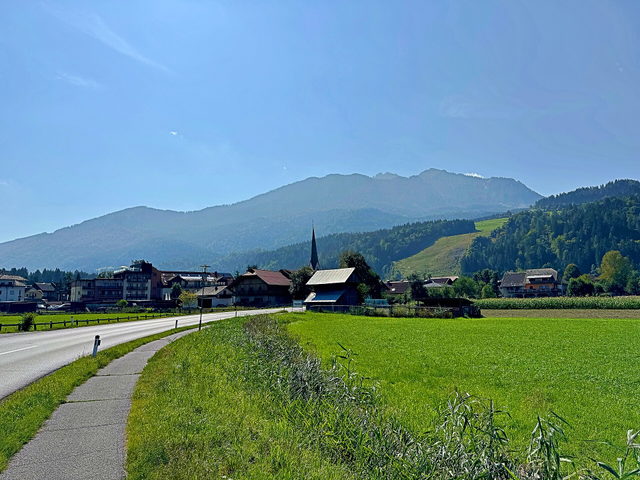 Weg- und Flusslandschaft im Gailtal bei Tröpolach als Kontextmotiv