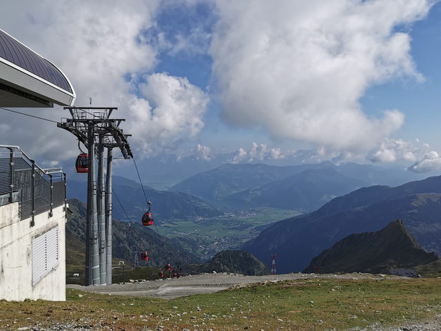 Seilbahn am Kitzsteinhorn mit Blick Richtung Kaprun