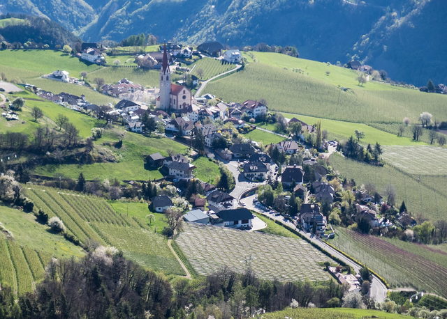 Unterinn am Ritten mit Kirche, Höfen und Wiesen am Berghang