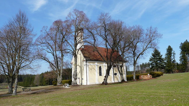 Kapelle Maria Schnee bei Nassenbeuren zwischen Bäumen und Wiesen