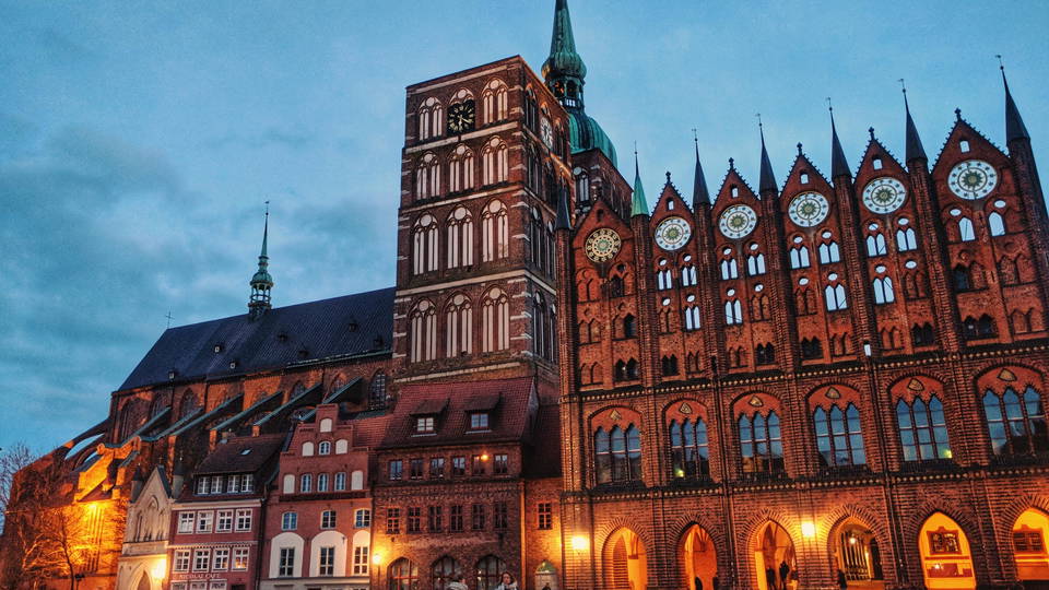 Beleuchtetes Rathaus und Nikolaikirche am Alten Markt in Stralsund