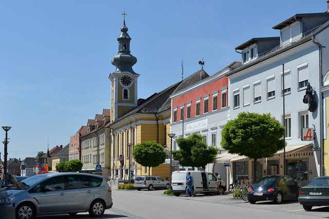 Pfarrkirche und Marktplatz von Neumarkt im Hausruckkreis