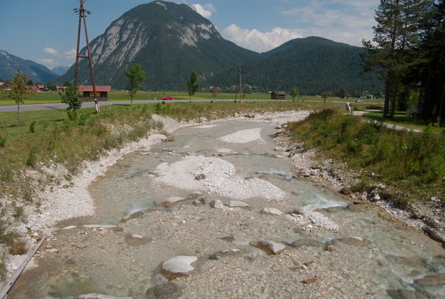 Kiesbänke der Leutascher Ache vor der Berglandschaft