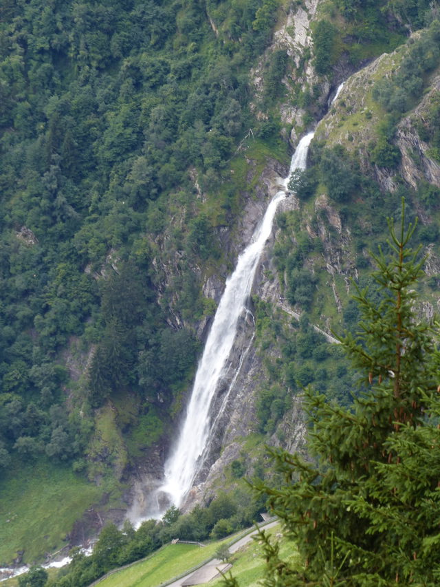 Partschinser Wasserfall an der steilen Felswand