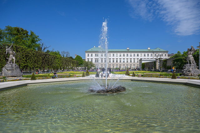 Mirabellgarten mit Brunnen und Schloss Mirabell in Salzburg