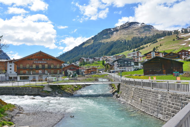 Lech am Arlberg vor den umliegenden Bergen