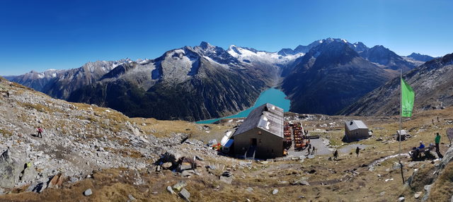Olperer Hütte über dem Schlegeisspeicher vor der Hochgebirgskulisse