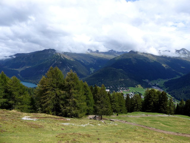 Davos und Davosersee zwischen bewaldeten Hängen
